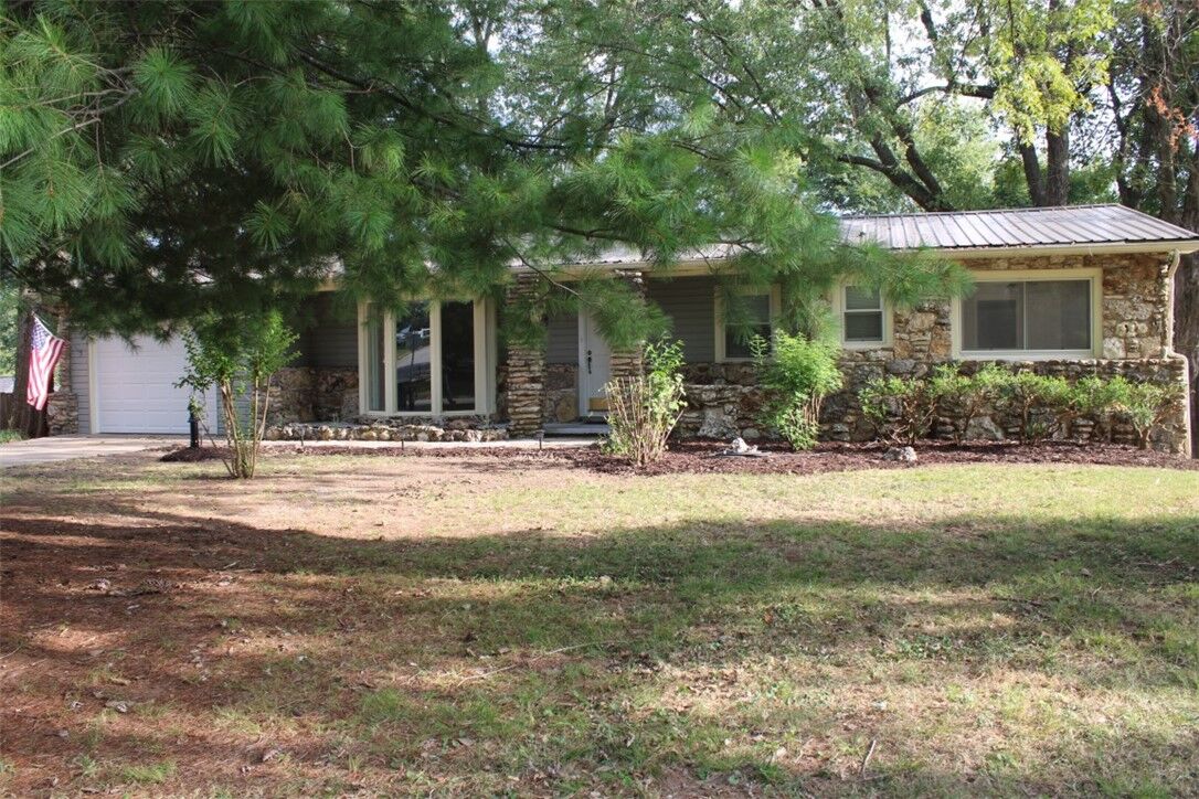 Property Photo: 1406 W Court Street AR 72601