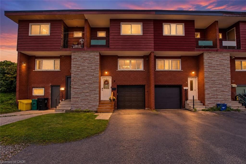 Property Photo: 9 Greenbrook Drive ON N2M 4J5