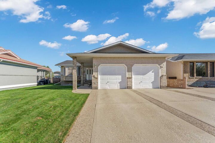Property Photo:  33 Park Meadows Drive SE  AB T1B 4C3 