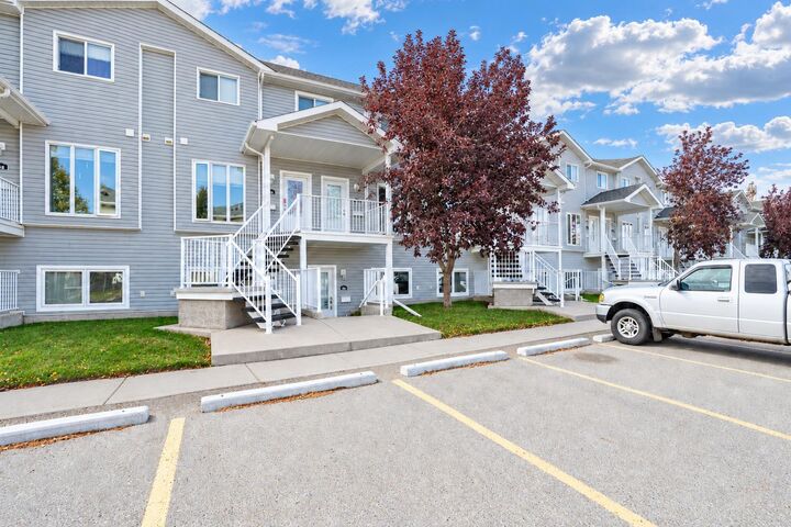 Property Photo:  350 Northlands Pointe NE  AB T1C 0C1 