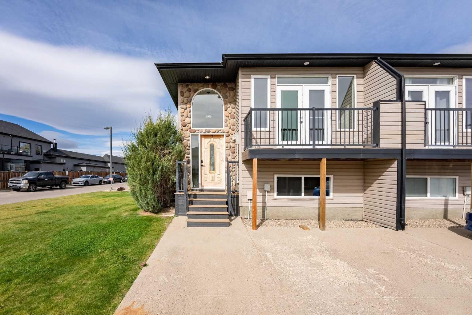 Property Photo:  762 Heritage Boulevard W 3  AB T1K 0W1 