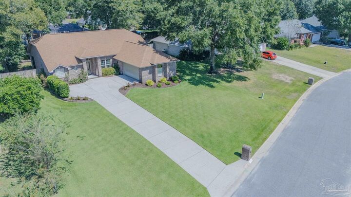 Property Photo: 4252 Lancaster Gate Dr FL 32571