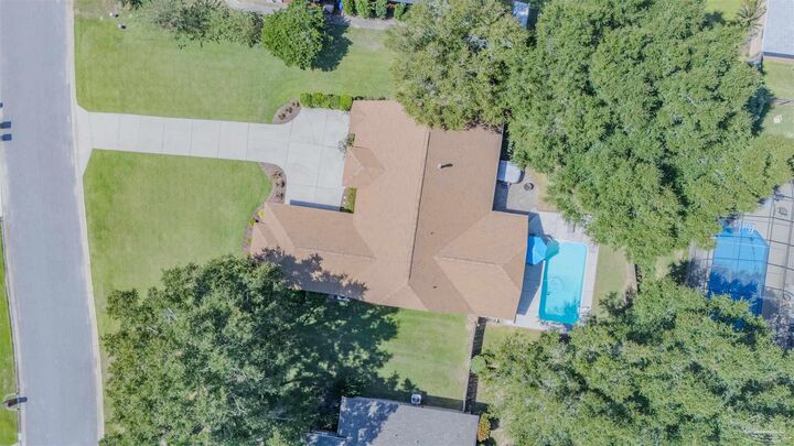 Property Photo: 4252 Lancaster Gate Dr FL 32571