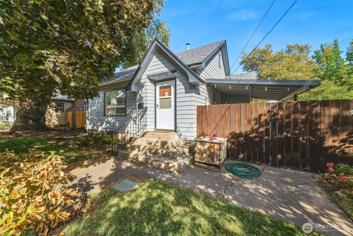 Property Photo: 1028 N Clinton Street WA 99362