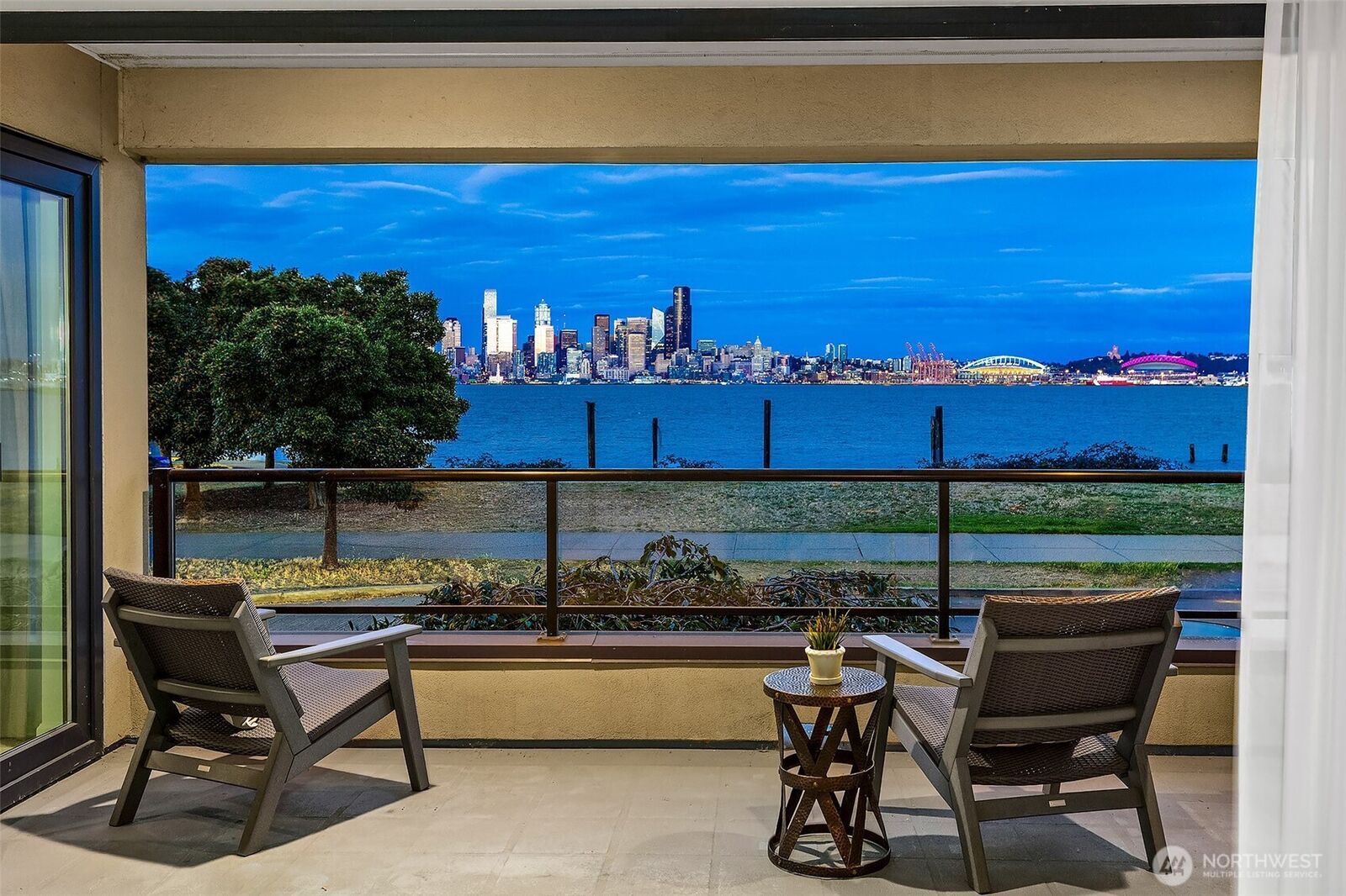Property Photo:  1331  Harbor Avenue SW 103  WA 98116 