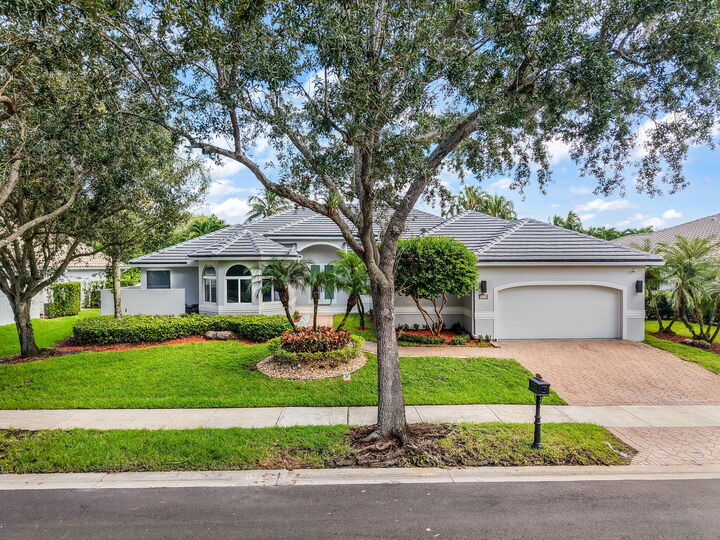 Property Photo:  2678 Meadowood Drive  FL 33332 