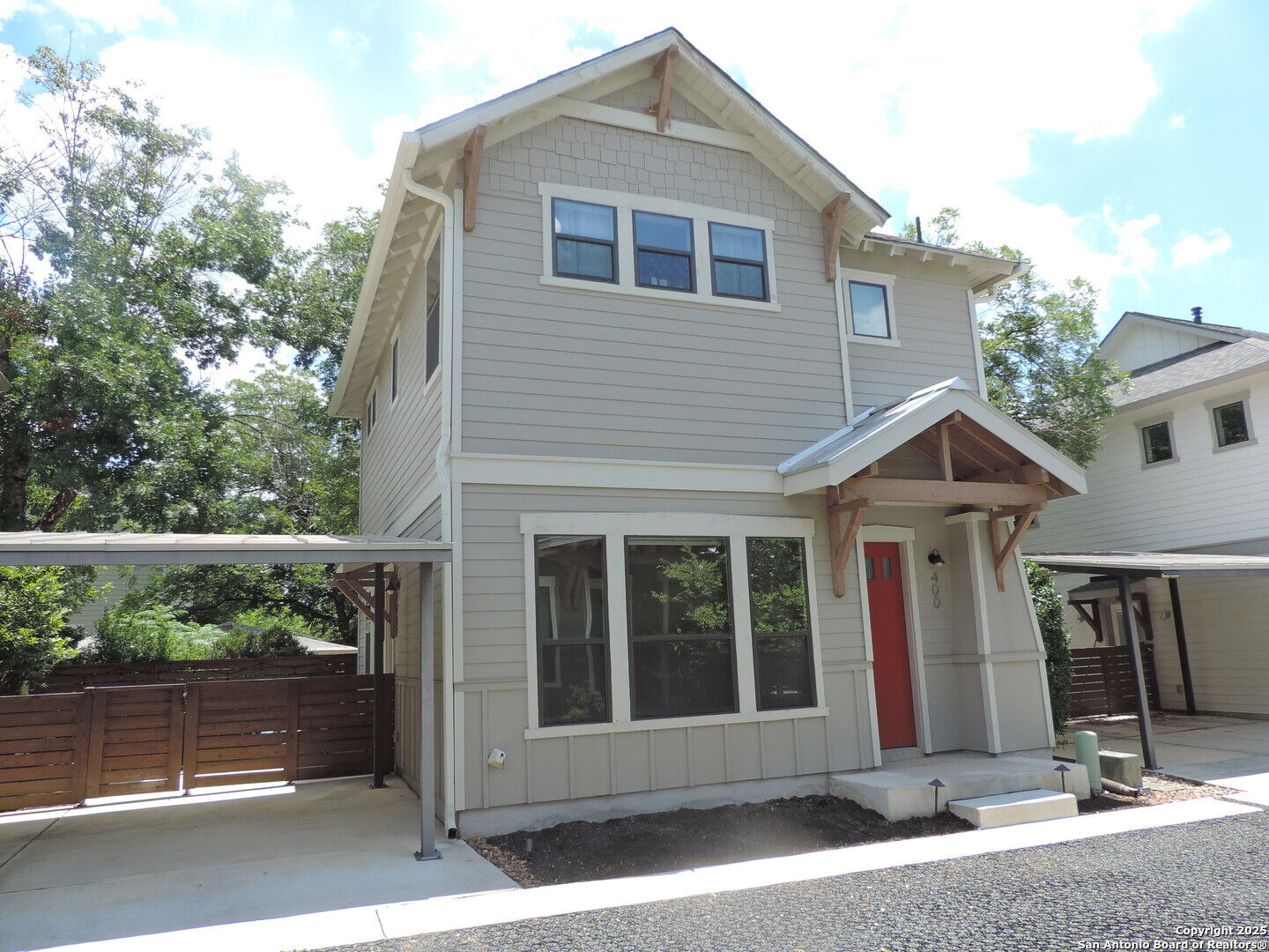 Property Photo: 425 E Mistletoe Ave 400 TX 78212