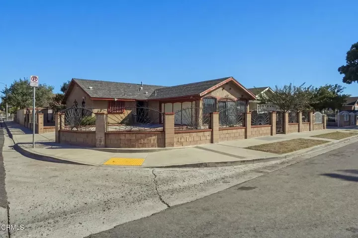 Property Photo: 1819 La Puerta Avenue CA 93030