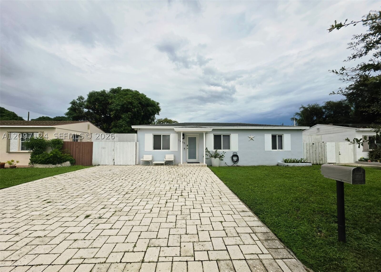 Property Photo:  1435 NE 141st St  FL 33161 