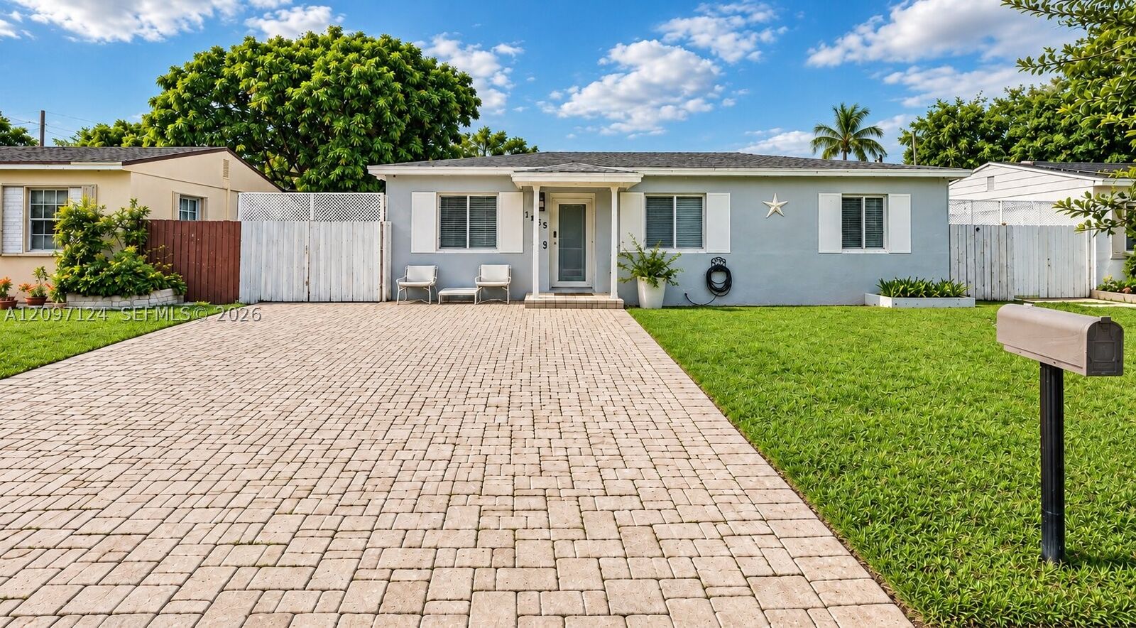 Property Photo:  1435 NE 141st St  FL 33161 