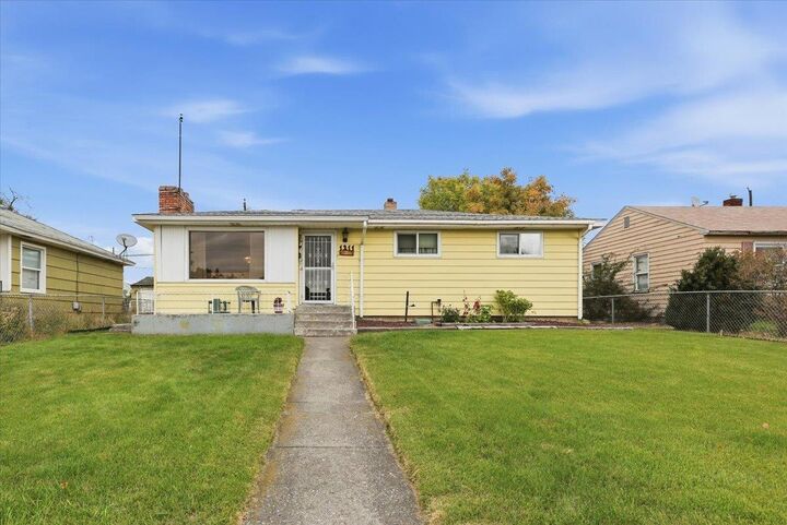 Property Photo: 1211 E Garland Ave WA 99207