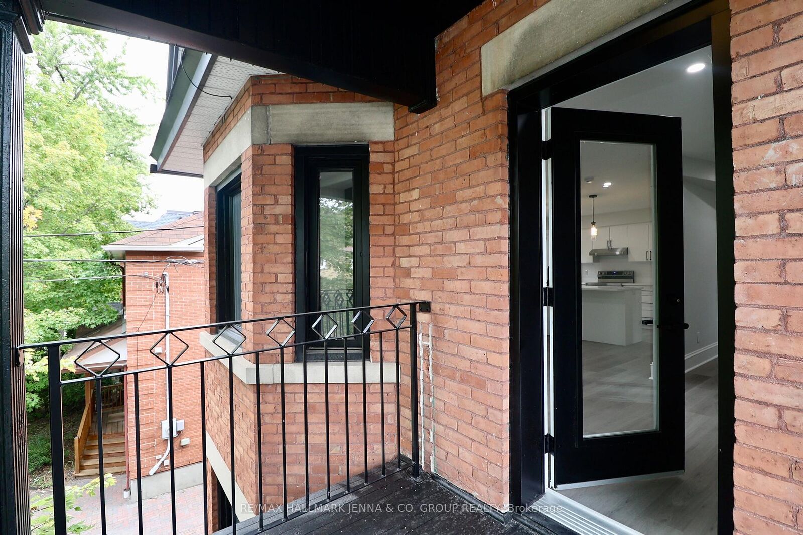 Property Photo:  332 Osgoode Street 3  ON K1N 6T3 
