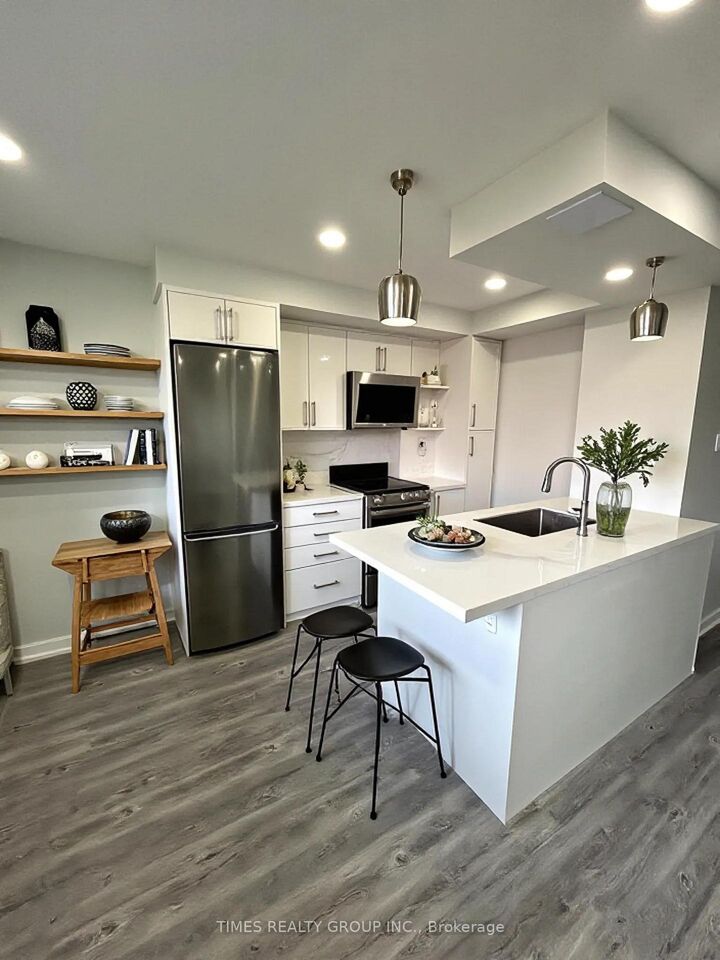 Property Photo:  15 Walmer Road 504  ON M5R 2X1 