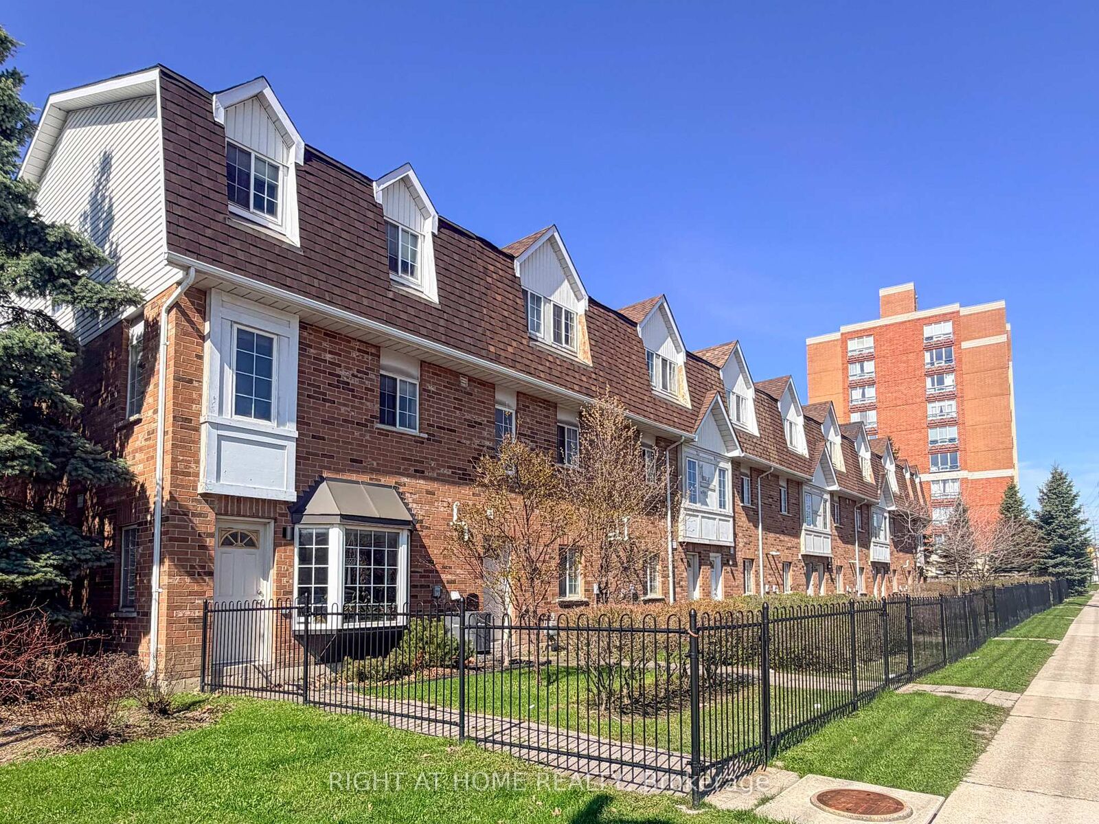 Property Photo:  1525 South Parade Court 28  ON L5M 6E9 