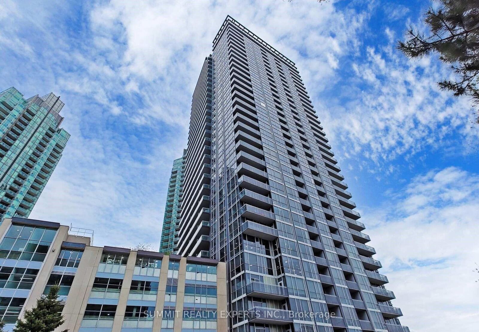 Property Photo:  233 Webb Drive 1605  ON L5B 4P2 