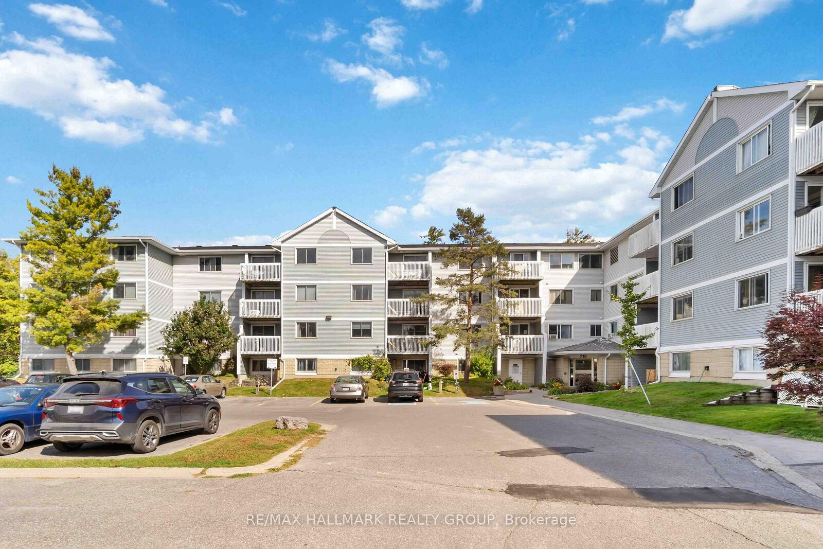 Property Photo: 218 Viewmount Drive 400 ON K2E 7X5