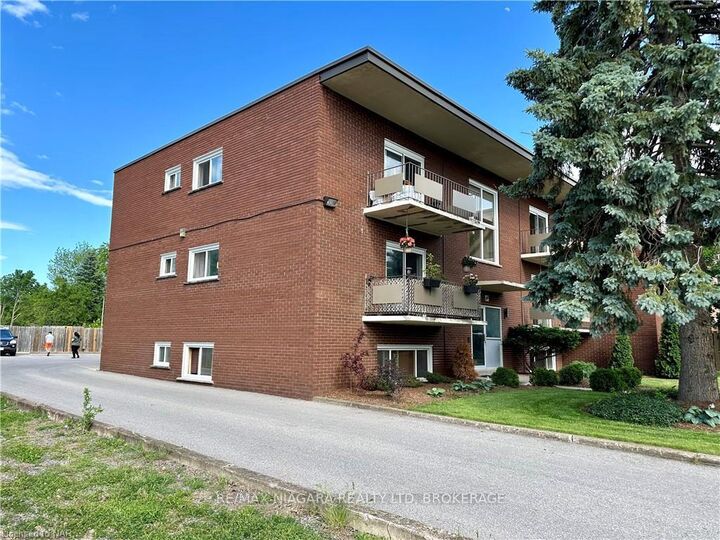Property Photo: 286 Vine Street 8 ON L2M 4T3