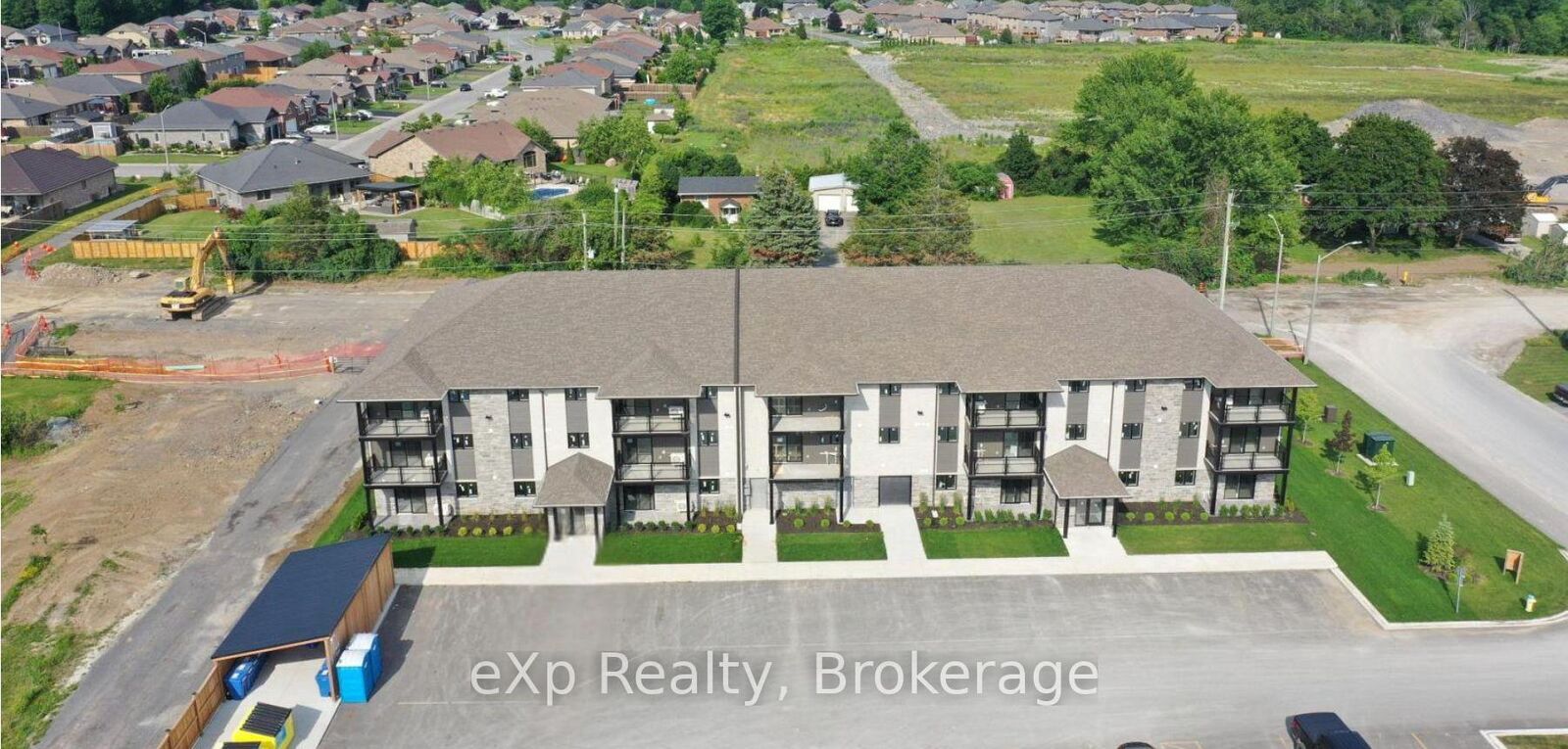 Property Photo:  10 Hillside Meadow Drive 204  ON K8V 0J7 