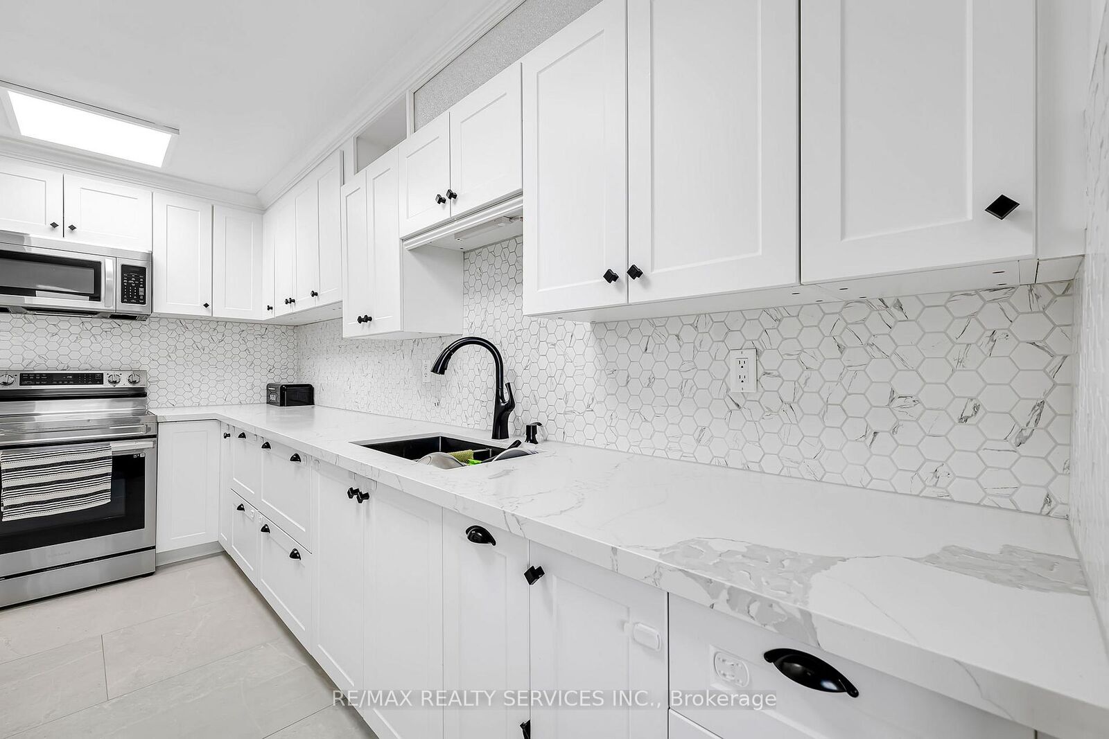 Property Photo:  180 Markham Road 1701  ON M1M 2Z9 