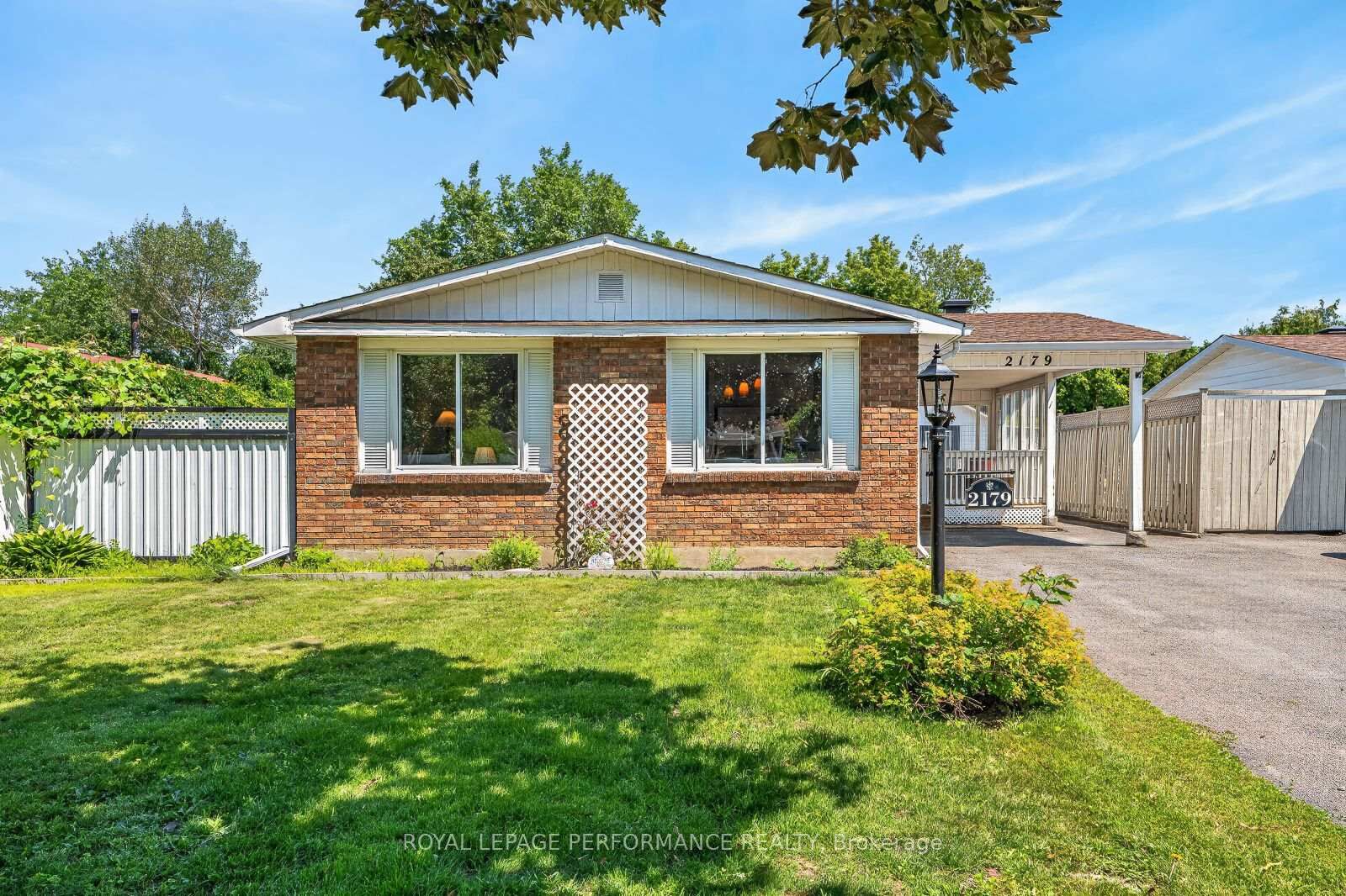 Property Photo:  2179 Erinbrook Crescent  ON K1B 4J7 