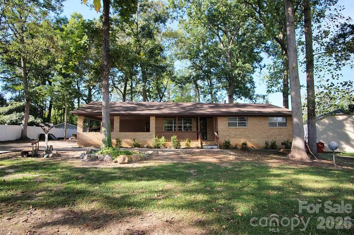 Property Photo: 805 Woodside Drive NC 28086