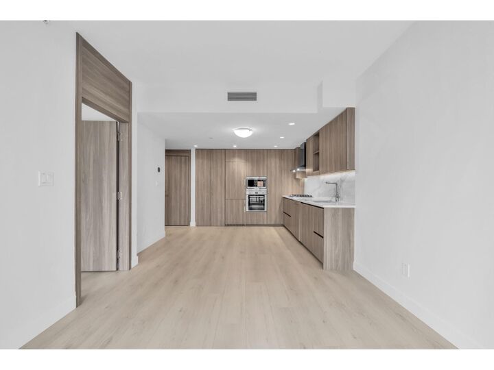Photo de la propriété:  9887 Whalley Boulevard 801  BC V3T 0P4 