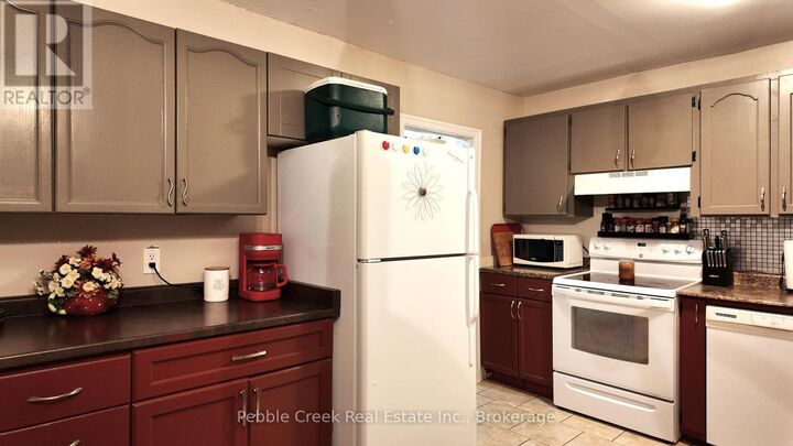 Property Photo:  30 St Charles Place 30  ON N0M 1L0 