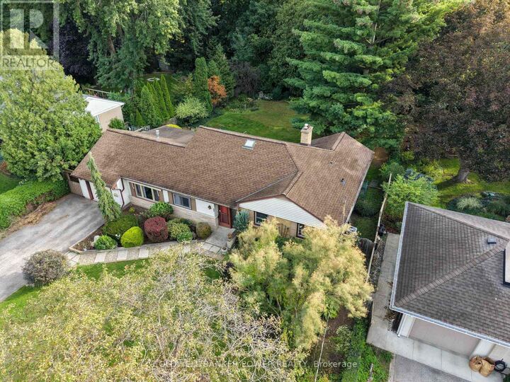 Photo de la propriété:  423 Pinetree Drive  ON N6H 3M9 