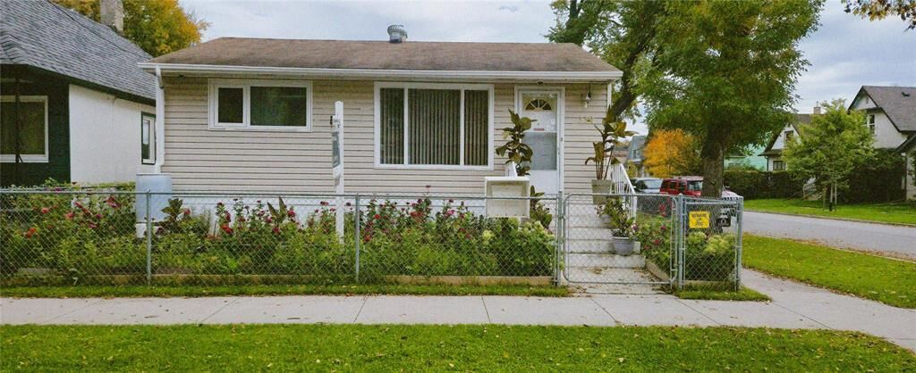 Property Photo: 339 Powers Street MB R2W 4R1