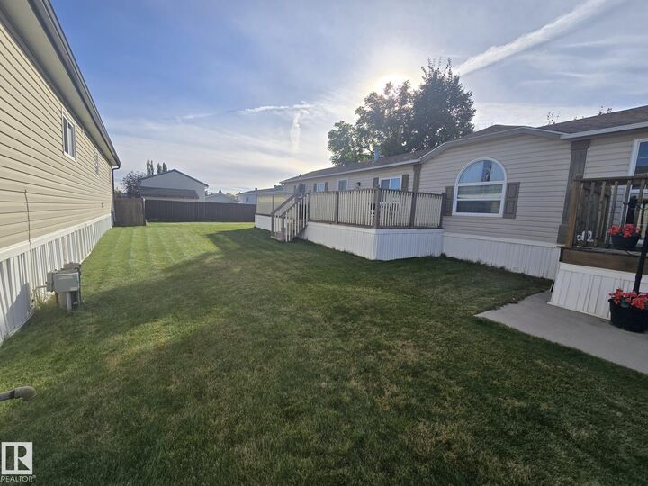 Property Photo:  3213 Lakewood Close NW  AB T5S 1T5 