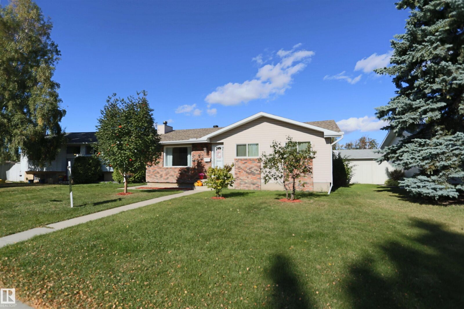 Property Photo:  3 Dorchester Road  AB T7X 2B2 