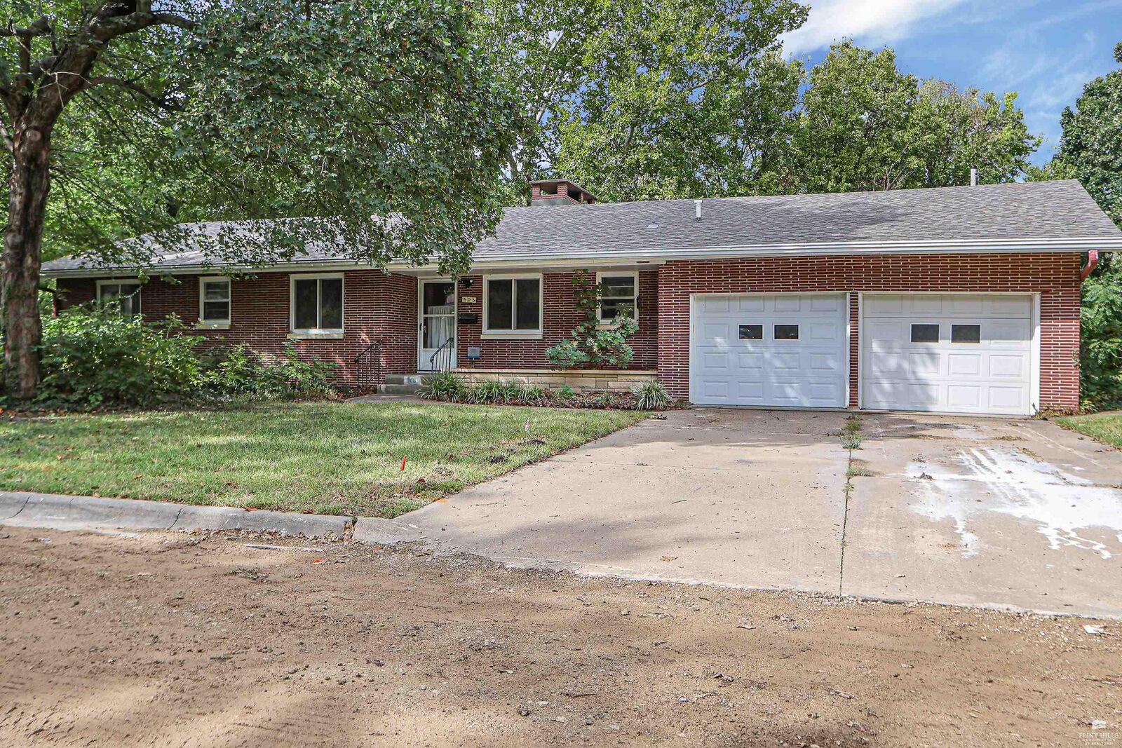 Property Photo: 505 Oakdale Drive KS 66502