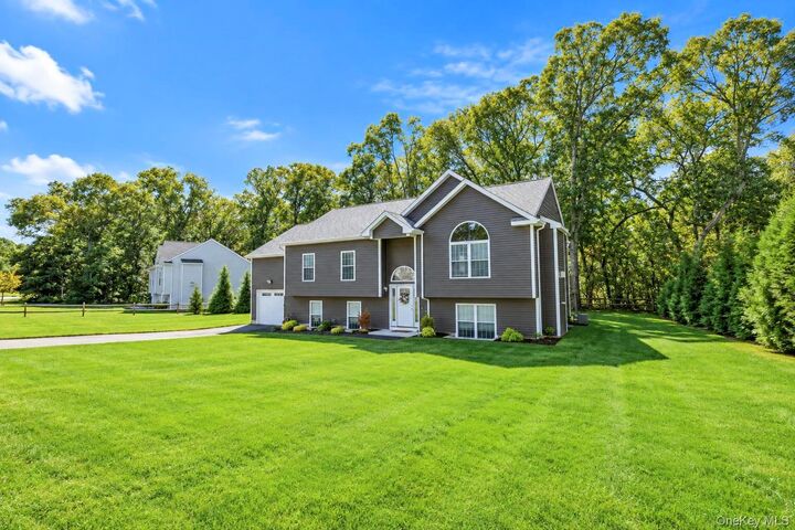 Property Photo:  77 Maple Wood Lane  NY 11901 