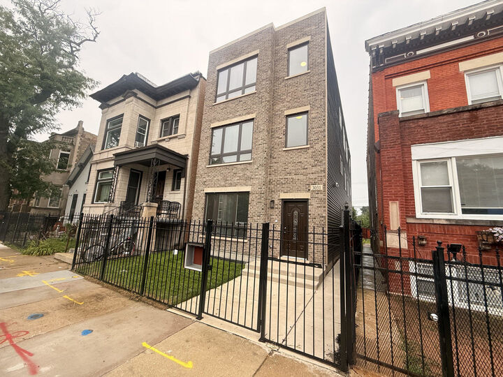 Property Photo: 3031 W Warren Boulevard IL 60612