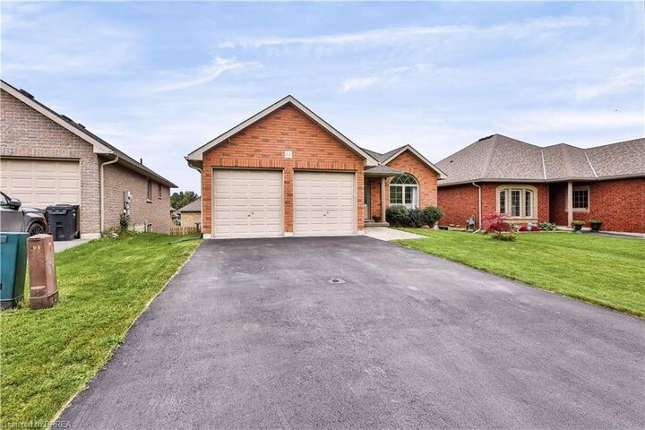 Property Photo:  62 Redbud Crescent  ON N3Y 0B8 