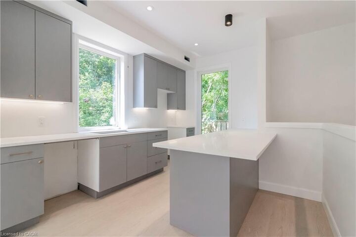 Property Photo:  114 Madison Avenue S 8  ON N2G 3M6 