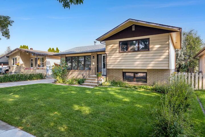 Property Photo:  1406 26 Street SE  AB T1A 2G2 