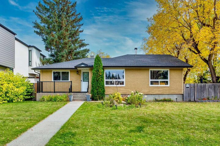 Property Photo:  4 Wildwood Drive SW  AB T3C 3C5 