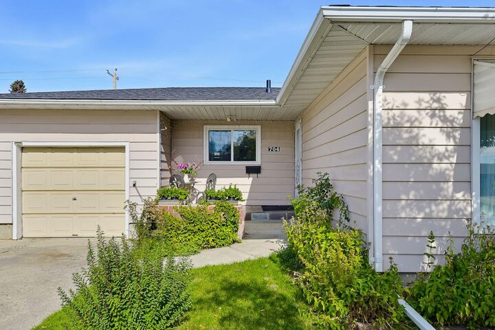 Property Photo:  704 75 Avenue SW  AB T2V 0S3 