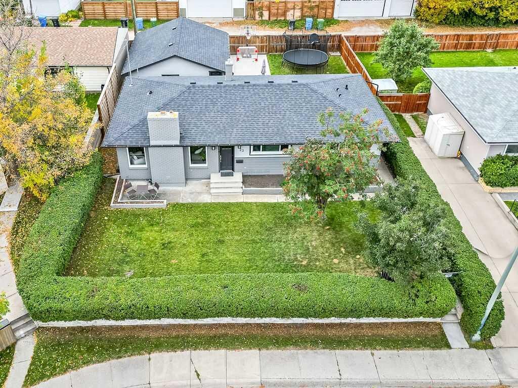 Property Photo:  23 Wellington Place SW  AB T3C 3C2 