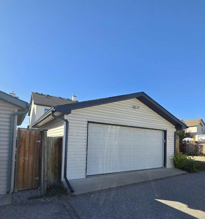 Property Photo:  14 Bridlewood Manor SW  AB T2Y 3T4 