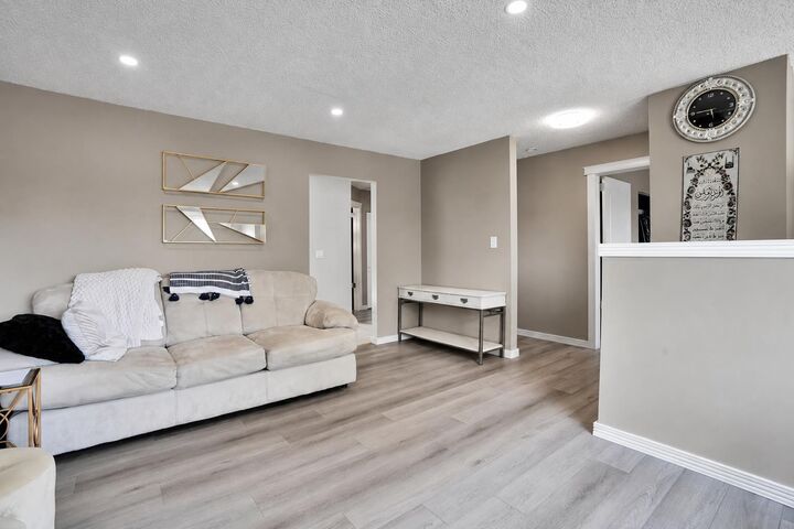 Property Photo:  115 Abingdon Crescent NE  AB T2A 6W8 