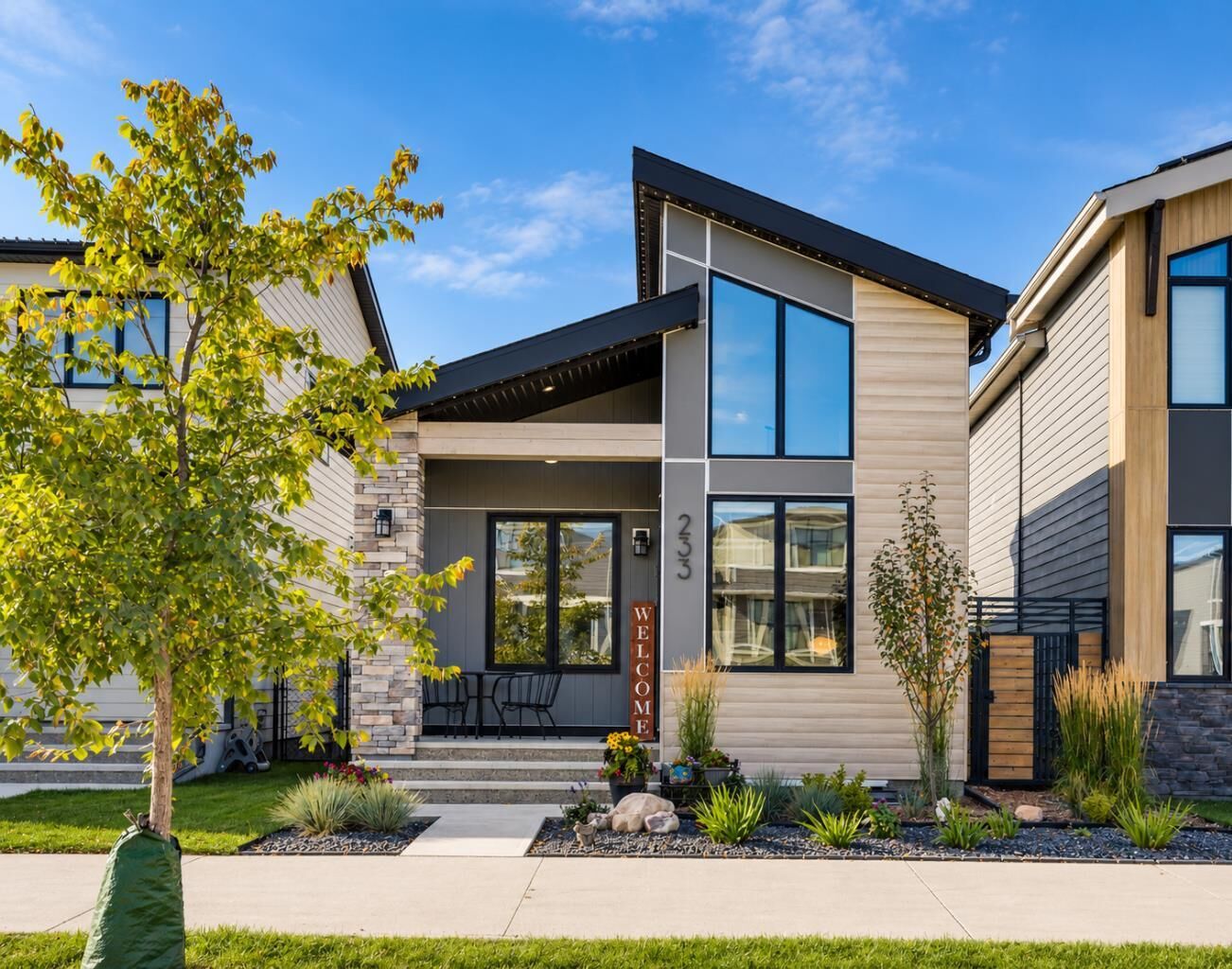 Property Photo:  233 Haskayne Drive NW  AB T3L 0J7 