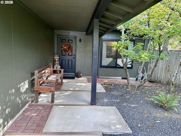 Property Photo:  2233 Ironwood St  OR 97401 