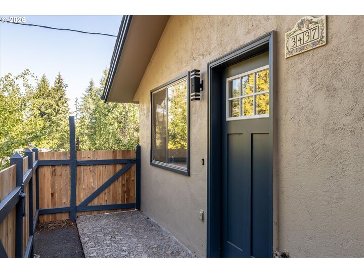 Property Photo:  3437 Storey Blvd  OR 97405 