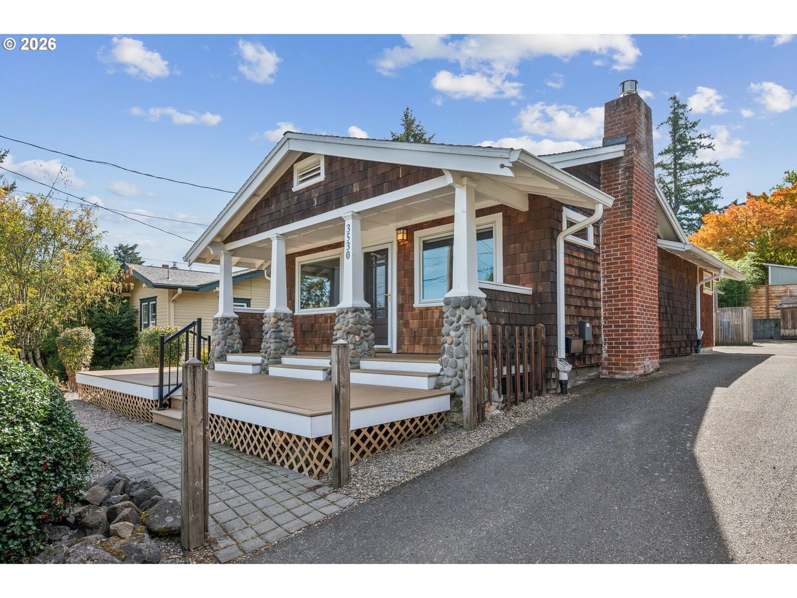 Property Photo:  3530 SW Falcon St  OR 97219 