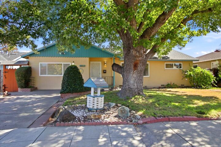 Property Photo:  894 Hazelnut Court  CA 94087 