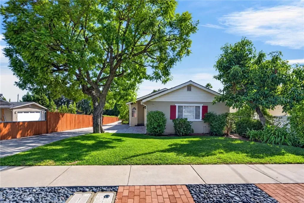 Property Photo:  300 W Laurel Avenue  CA 91024 