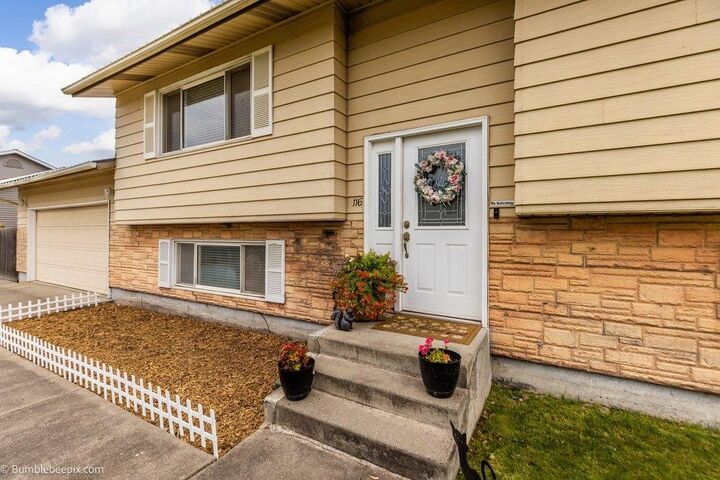 Property Photo:  116 S Greenacres Rd  WA 99016 