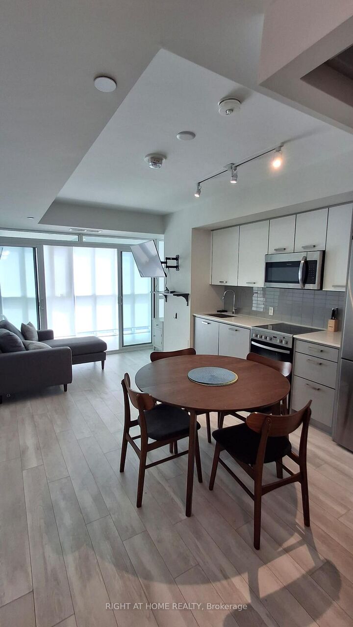 Property Photo:  1630 Queen Street E 211  ON M4L 0B3 